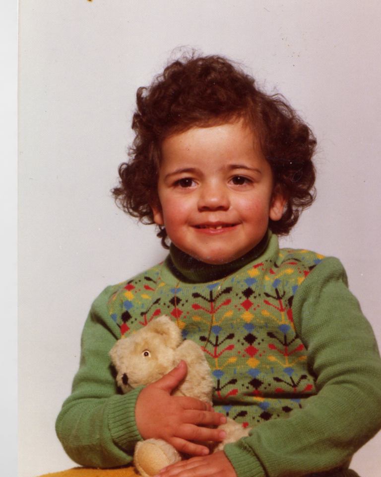 niña sonriente feliz por haber conseguido todo lo que ha conseguido ahora en la vida de adulta